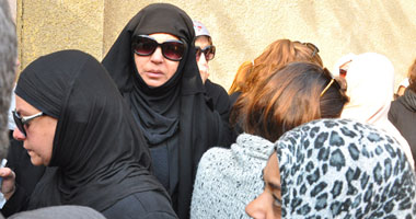 بالصور ..فيفى عبده بـ"النقاب" فى جنازة الراحل جمال إسماعيل 