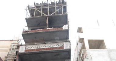حملة لإزالة الطوابق المخالفة بعقار بمنطقة دربالة بالإسكندرية
