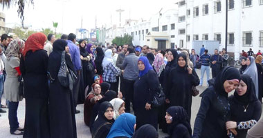 تظاهر الأهالى بسبب إغلاق معدية الأفراد بالقنطرة غرب