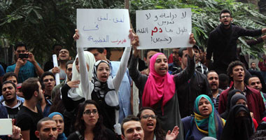 طلاب إعلام القاهرة يتظاهرون تنديدا بمقتل طالب الهندسة
