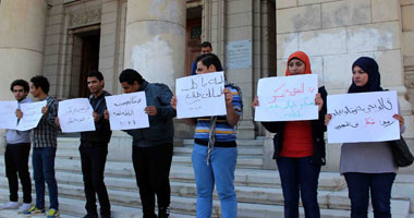 وقفة احتجاجية لطلاب القوى الثورية أمام القبة بجامعة القاهرة