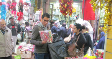 بالصور..كريسماس الوحدة الوطنية وهدايا بابا نويل بـ"حارة اليهود" للجميع