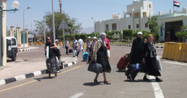 وصول فوج سياحى أمريكى عبر منفذ طابا منذ قليل