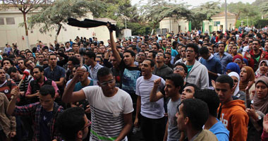 طلاب هندسة القاهرة ينصبون الخيام بالكلية استعداداً للاعتصام‎