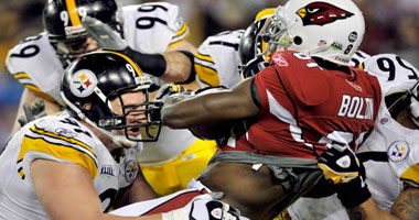صبى بلا أطراف يلعب كرة القدم الأمريكية مع الأصحاء