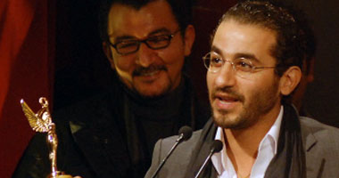 "أنا مش عارفنى".. أحمد حلمى فى حيرة بسبب صورة منسوبة له فى سن الطفولة