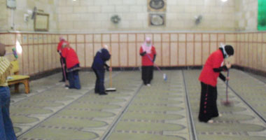 بالصور.. متطوعو "رسالة" يشاركون فى حملة لتنظيف مسجد الحسين