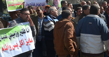 تجار قطع الغيار المستعملة يتظاهرون أمام وزارة المالية