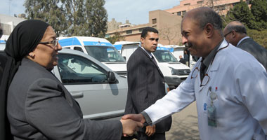 وزيرة الصحة تصل معهد ناصر لاستلام 20 عيادة متنقلة