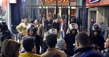 باسم يوسف معلقا على المحتجين أمام مسرحه: إيه أخبار قانون التظاهر