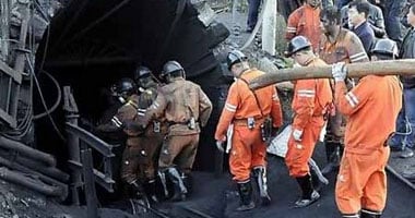 عمال إنقاذ يتعاملون مع حريق وسط ركام جسر جنوة قبل يوم حداد