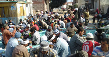 بالصور.. شباب التل الصغير يتمردون على أكوام القمامة بالقرية 