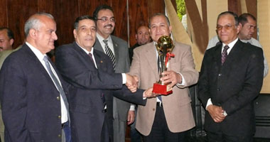 بالصور.. رئيس جامعة طنطا يكرم الأمن الإدارى الفائز بدورى العاملين 