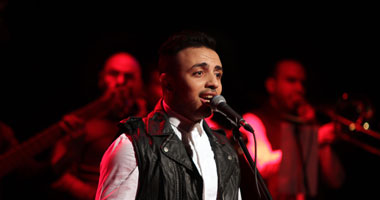 بالصور.. عماد كمال يغنى فى ساقية الصاوى بحضور أكرم حسنى