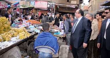 بالصور.. "اليوم السابع" يرصد تفاصيل 4 ساعات قضاها محافظ القليوبية وسط أعمال تطوير ميدان المؤسسة وعشوائيات الأكشاك والقمامة ومياه المجارى والإشغالات بشرق السكة الحديد