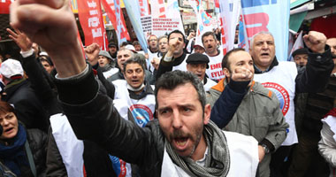 تركيا تفتح تحقيقا مع أعضاء جمعية تظاهروا احتجاجا على فضيحة الفساد 