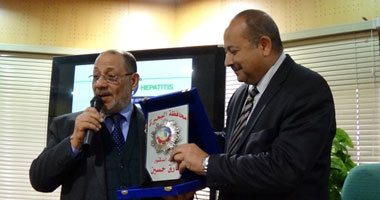 بالصور.. تكريم طارق حسنين أستاذ الكبد العالمى بمكتبة دمنهور