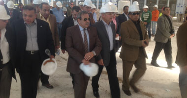 وزير الطيران يتفقد أعمال الممر الجديد بمطار الغردقة الدولى