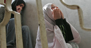 عندها 33 سنة ومتجوزة واحد عنده 58 سنة.. عادى.. جوزها حابسها بكالون 6 سكات وقفل.. ماشى.. اسمها «إفراج».. ينفع؟
