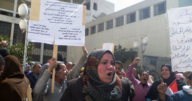 وقفة احتجاجية للعاملين بمركز القلب فى المحلة 