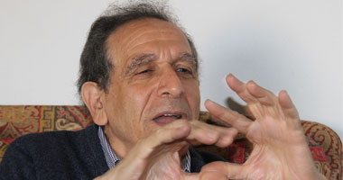 حسام عيسى: المجلس العسكرى لم ينفذ ما أقره الاستفتاء على الدستور.. والديمقراطية ليست صناديق انتخاب.. والأمم تبنى بالمشاريع القومية وليس بالعلماء وحدهم.. ومشروعا زويل والباز لن ينهضا بمصر
