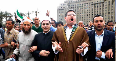 متظاهرو التحرير يرفعون الأحذية أمام السفارة الأمريكية لطرد السفيرة