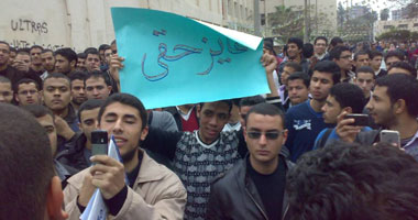 طلاب "هندسة الزقازيق" يطالبون بإقالة العميد احتجاجاً على تأخر النتيجة
