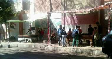 بالصور.. طلاب "إمبابة" يستبدلون اليوم الدراسى بـ"البلياردو"