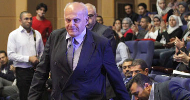 مدينة زويل تكرم مجدى يعقوب بدرع تقديرا لمجهوداته العلمية 