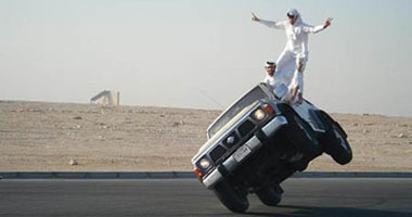 تنظيف الشوارع 4 ساعات يوميا لمدة شهر عقوبة "التفحيط" بالسيارات بدبى