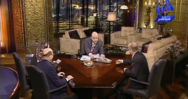 بالفيديو... عمرو أديب يأكل الفسيخ على الهواء مباشرةً