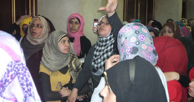 عميد علوم القاهرة يجتمع بالطلاب المحتجين أمام الكلية