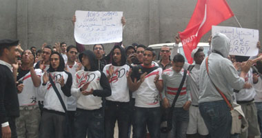 مسيرة للألتراس بالشماريخ تدخل التحرير من طلعت حرب