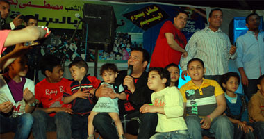 "فؤاد" يغنى فى حفل تكريم  2000 طفل يتيم فى حضور المحافظ و"بكرى" 