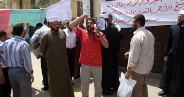 حاملو الماجستير والدكتوراه يواصلون التظاهر أمام مجلس الوزراء