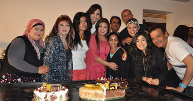 أسرة مسلسل "كيد النسا2" تحتفل بعيد ميلاد فيفى عبده