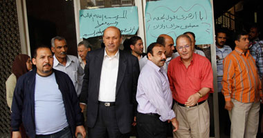 بالصور .. موظفو المؤسسة الثقافية العمالية يمنعون رئيسها من دخول مكتبه