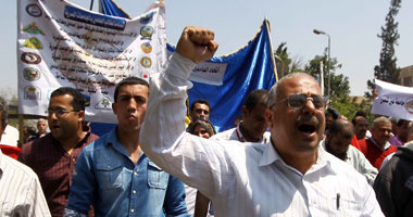 أنباء عن حل أزمة موظفى الجامعات المتظاهرين أمام "المالية" 