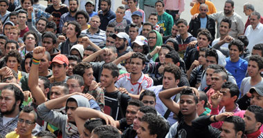 جمهور الزمالك يطلق الألعاب النارية باستاد القاهرة
