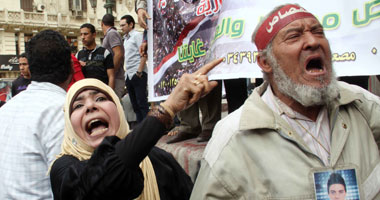 بالصور.. توافد مصابى الثورة على "القضاء العالى" للتظاهر ضد إخلال سبيل مبارك