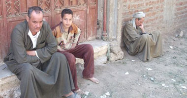 بالصور.. "اليوم السابع" فى منزل "شهيد الداخلية بأبنوب".. أخيه يحتفظ بدمه على قطعة من ملابسه.. ووالده: "ابنى اتغدى وراح يسأل على عمه".. وعم القتيل: الضابط صوب المسدس تجاه رأسى فوقف ابن أخى أمامى