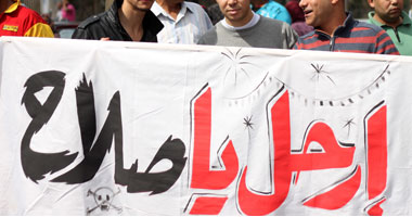 بالصور.. عاملو "ماسبيرو" المطالبون برحيل وزير الإعلام يكممون أفواههم 