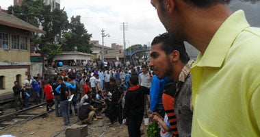 بالصور.. أهالى منيا القمح يحاولون اقتحام مركز الشرطة