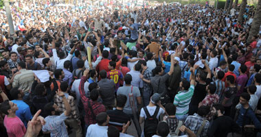 توافد المئات من طلبة الأزهر لتدعيم الاعتصام داخل المشيخة