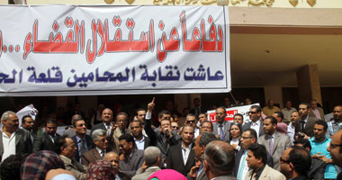 بالصور.. المحامون يهتفون أمام "شمال القاهرة": "يا قضاة يا قضاة.. لا تخشون إلا الله"
