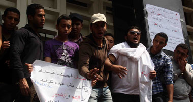 بالصور.. وصول مسيرة طلاب أكاديمية طيبة لوزارة التعليم العالى