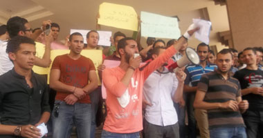 استمرار التظاهرات بتجارة طنطا وسط هتافات مطالبة بإقالة عميد الكلية