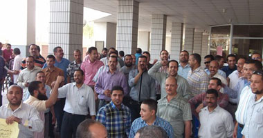 وقفة احتجاجية للقوى السياسية بالقليوبية ضد "أخونة" المحافظة