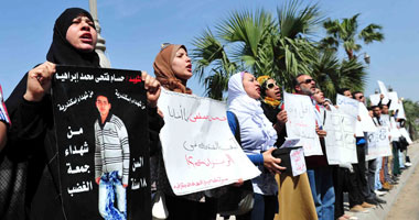 بالصور .. "6 أبريل – الجبهة" تنهى وقفتها أمام  "أمن الإسكندرية" وتتجه للمحلة