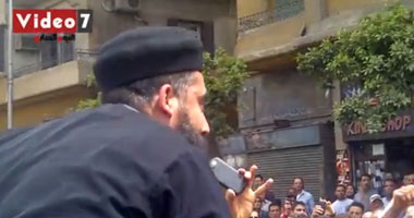 بالفيديو.. كاهن مسيحى من أمام الكاتدرائية: «يسقط يسقط حكم المرشد»